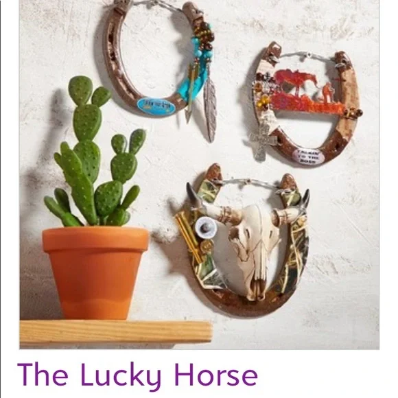 The Lucky Horse rescue decorative horseshoe - Picture 2 of 10